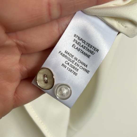 RW&CO. | Sleeveless Buttoned-Down Blouse With Shirt Collar & Jabot | Small - Picture 7 of 9